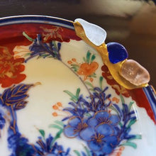 Load image into Gallery viewer, Yobitsugi Plate Kutani ware with Plant Pattern  植物柄久谷焼呼継ぎ皿
