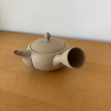Load image into Gallery viewer, Tokoname White Smoke Kyusu Tea Pot -Flat-