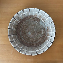 Load image into Gallery viewer, Hyozan Rokuro Flower Plate