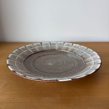 Load image into Gallery viewer, Hyozan Rokuro Flower Plate