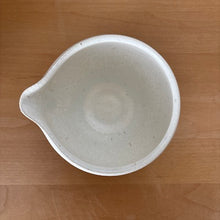 Load image into Gallery viewer, Two-Tone Ash Cream Katakuchi Matcha Bowl
