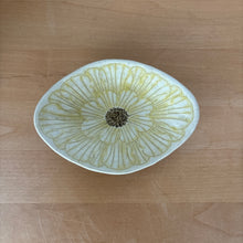 Load image into Gallery viewer, Peony Hishigata Plate - KOKO utsuwa